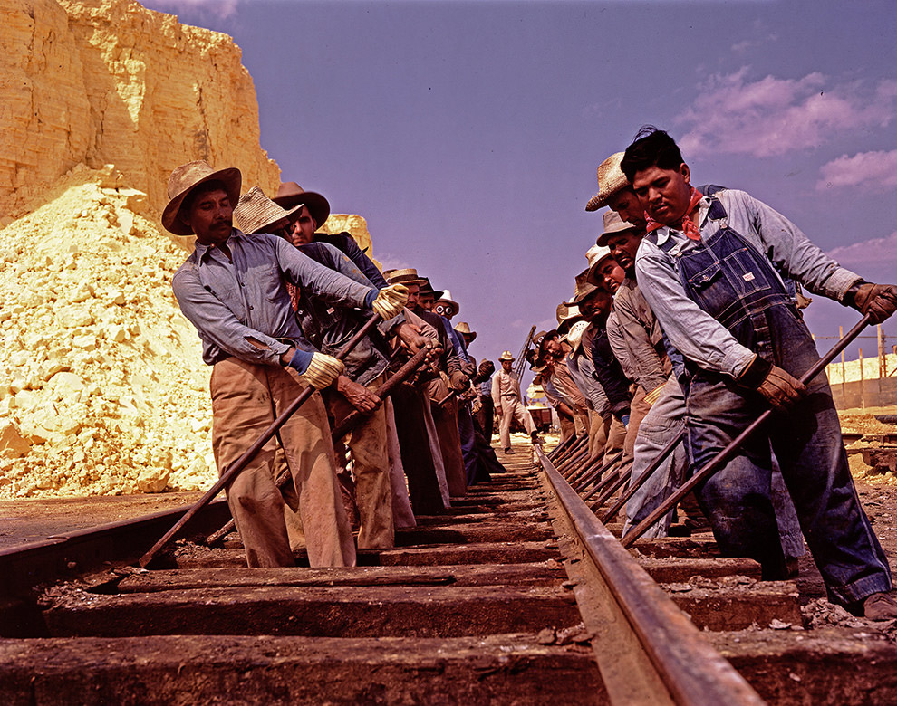 Рабочие компании "Texas Gulf Sulphur" работающие на железной дороге, 1939 год.