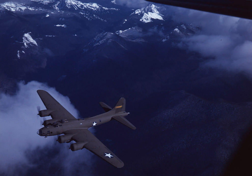 Бомбардировщик Boeing B-17 Flying Fortress над штатом Вашингтон, 1943 год.