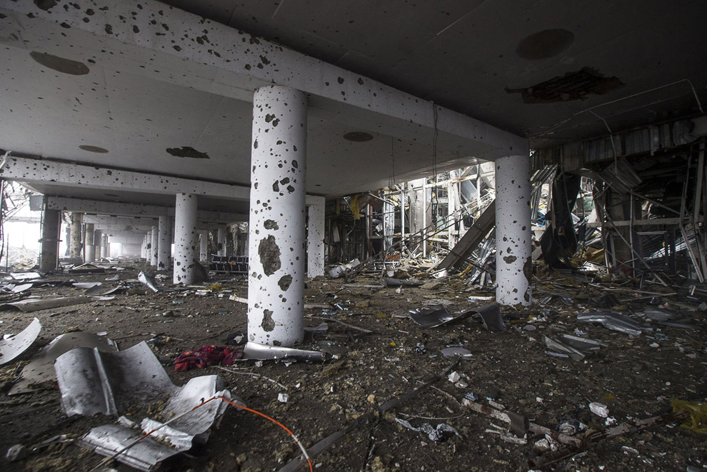 Внутри разрушенного аэропорта в Донецке