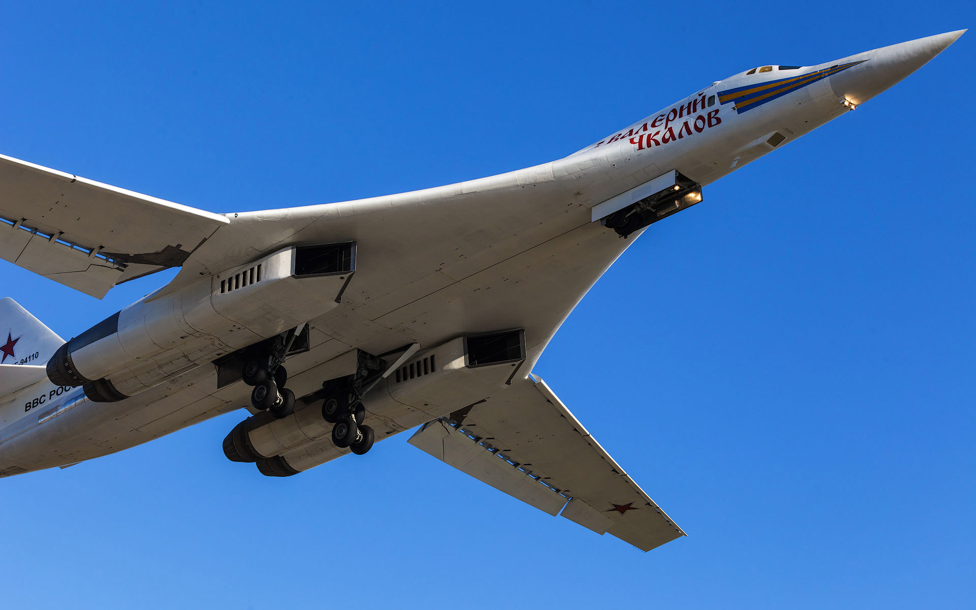 Ту 160 сверхзвуковой самолет вооружение. Ту-160 белый лебедь. Стратегический ракетоносец ту-160 белый лебедь. Ту-160м. Стратегический бомбардировщик ту-160.