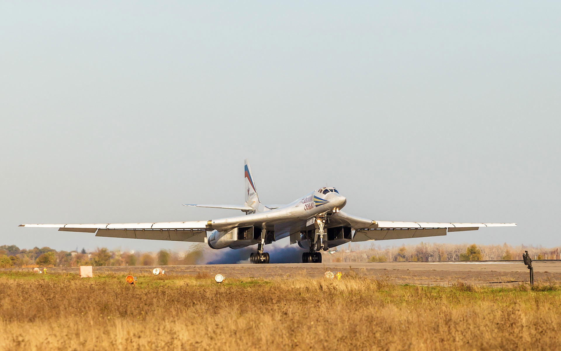 Ту 95 энгельс. Ту-160 белый лебедь. Авиабаза Энгельс ту 160. Ту-160 и ту-95мс. Ту 95 белый лебедь.