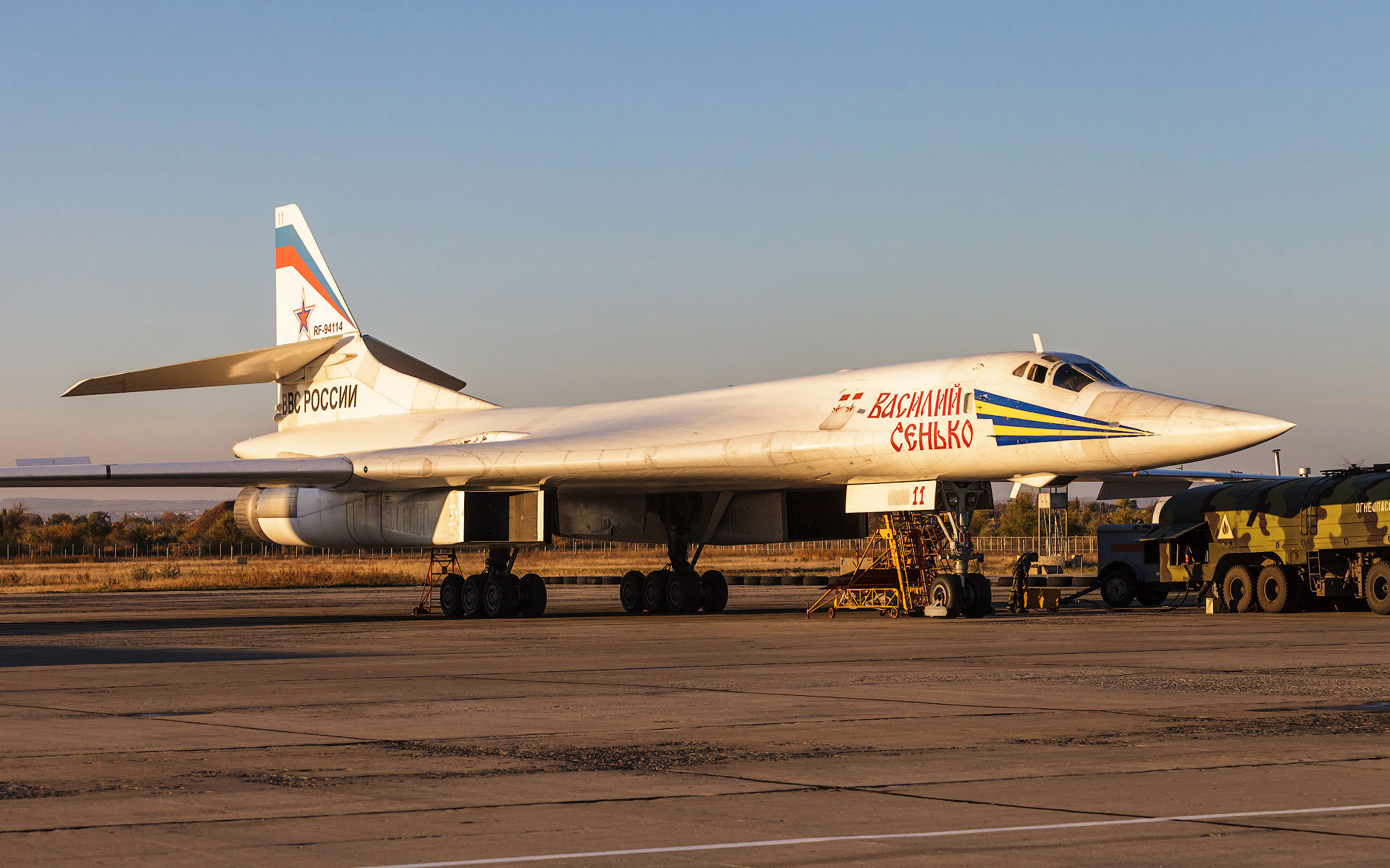 Ту 160 сверхзвуковой самолет вооружение. Ту-160 белый лебедь. Стратегический бомбардировщик ту-160. Ту-160м2. Ту-160 сверхзвуковой самолёт.