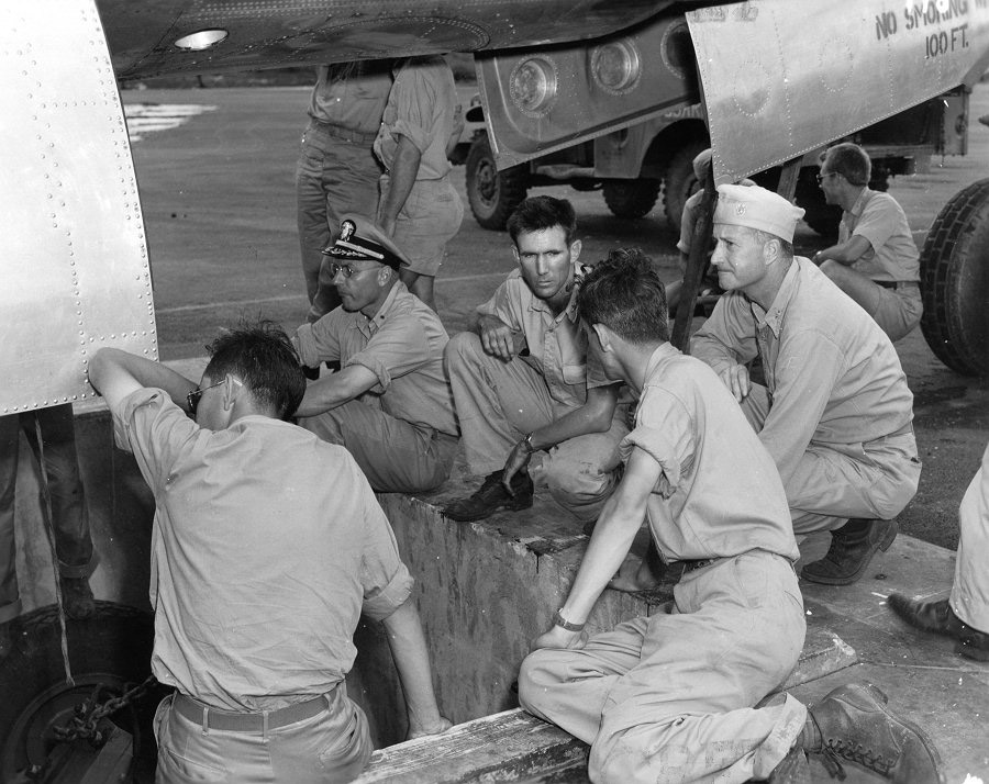 «Толстяка» аккуратно поднимают в бомбовый отсек B-29.