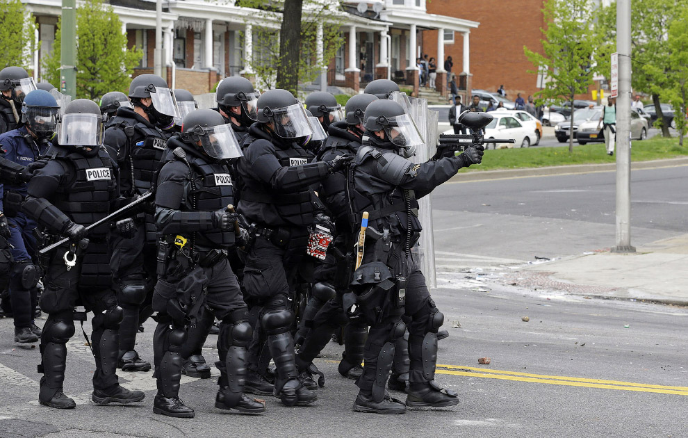 Полицейские в Штатах экипированы по-полному формату