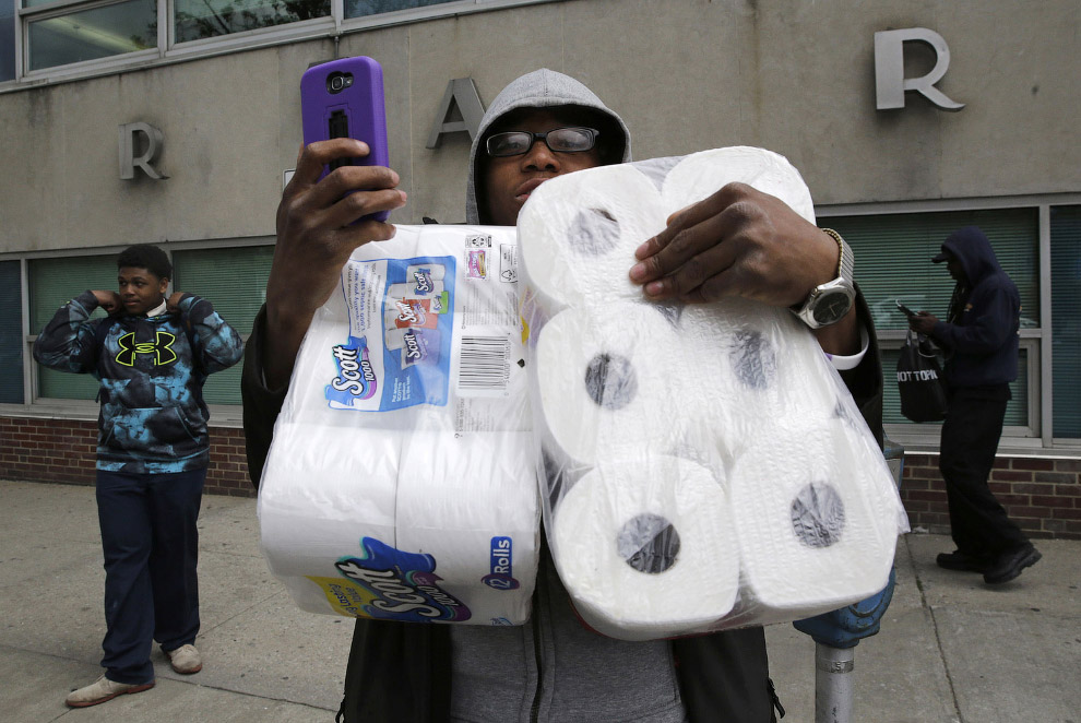 Почему-то особым почетом у мародеров в Балтиморе пользуется туалетная бумага