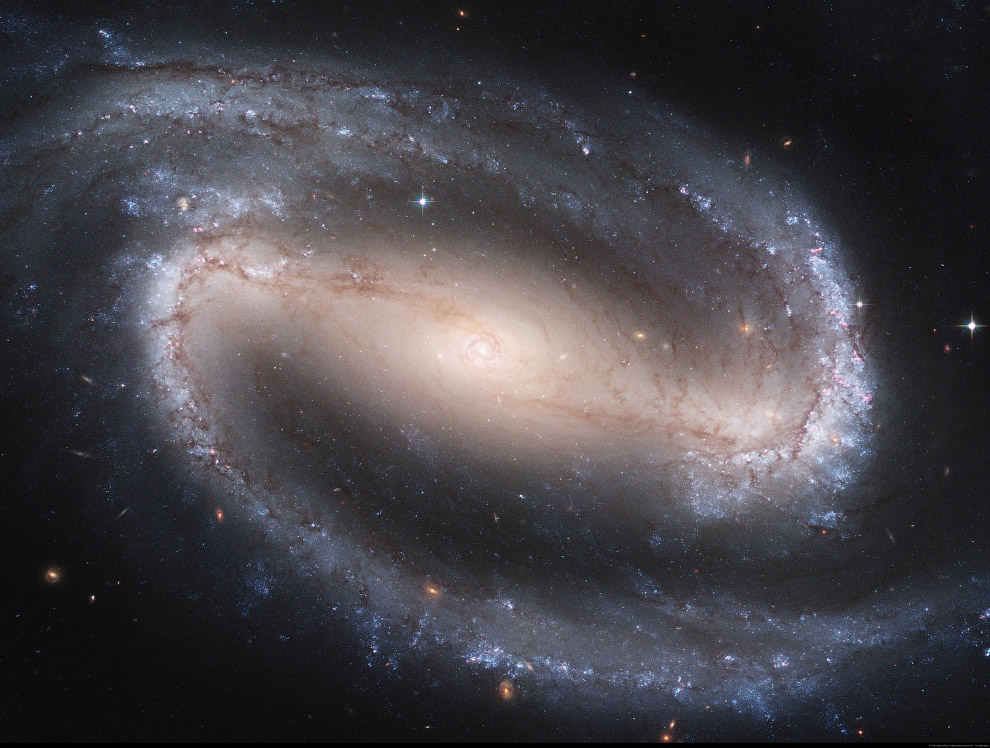 Спиральная галактика NGC 1300 с перемычкой