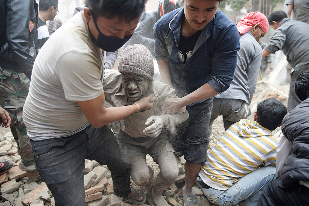 Выживший в рухнувшем здании. Непал, Катманду