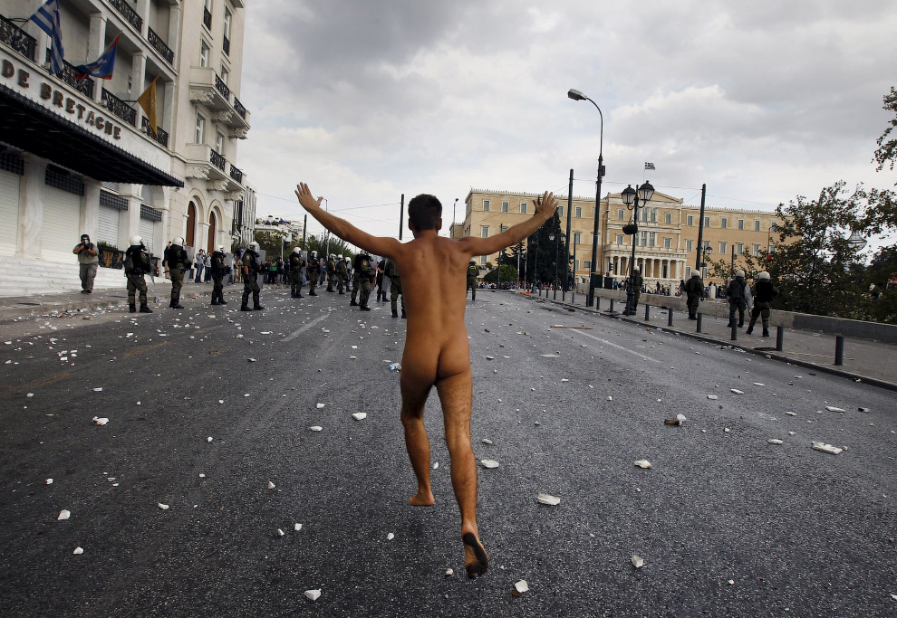 Это акция протеста против визита канцлера Германии Ангелы Меркель в Афинах