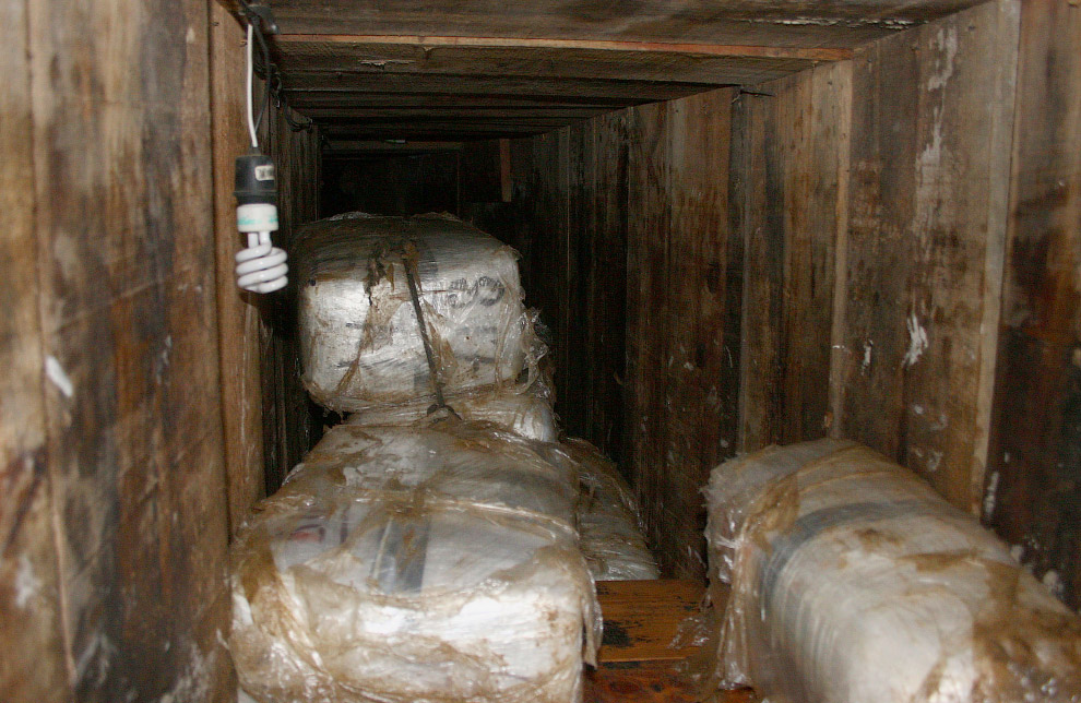Пакеты с марихуаной в обнаруженном подземном тоннеле под границей Мексика-США