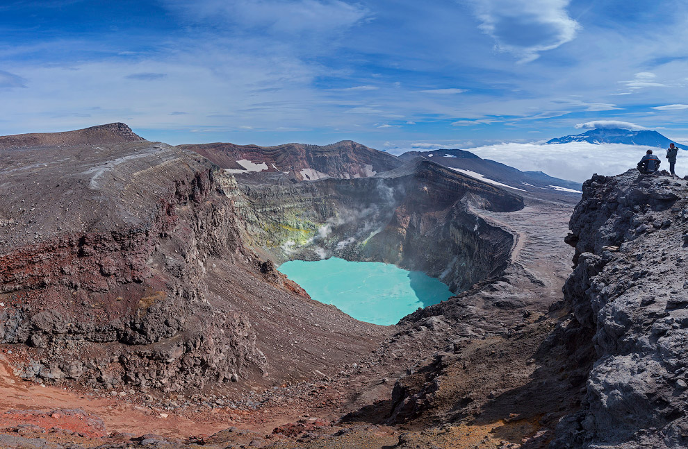 Второй кратер вулкана Горелый с кислотным озером