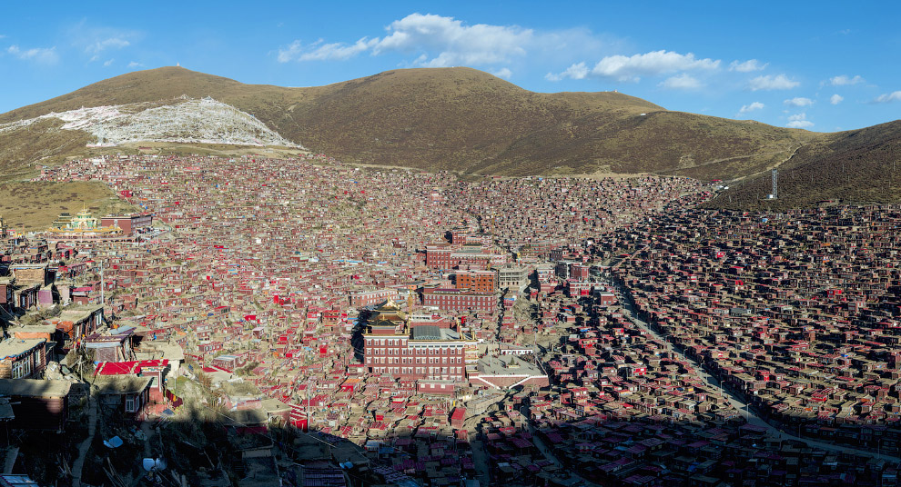 Вид на крупнейшую школу тибетского буддизма в мире