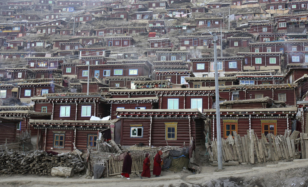 Тибетские общаги чем-то напоминают домики в российских деревнях