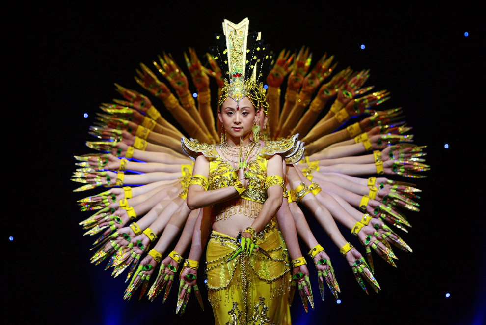 Танцоры исполняют номер «Тысяча рук Бодхисаттвы Авалокитешвары»
