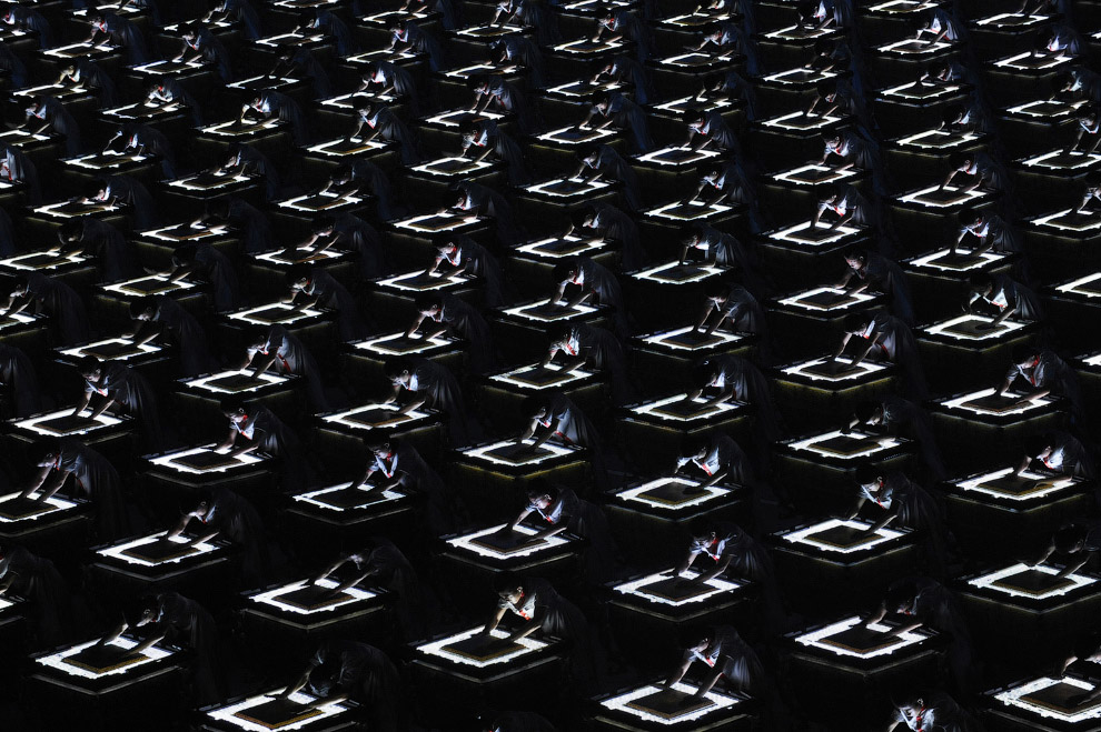 Артисты во время церемонии открытия Олимпийских игр в Пекине