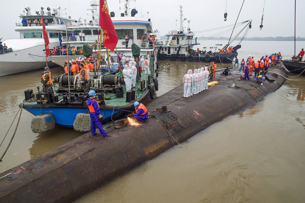 Спасатели разрезают корпус круизного лайнера «Звезда Востока»