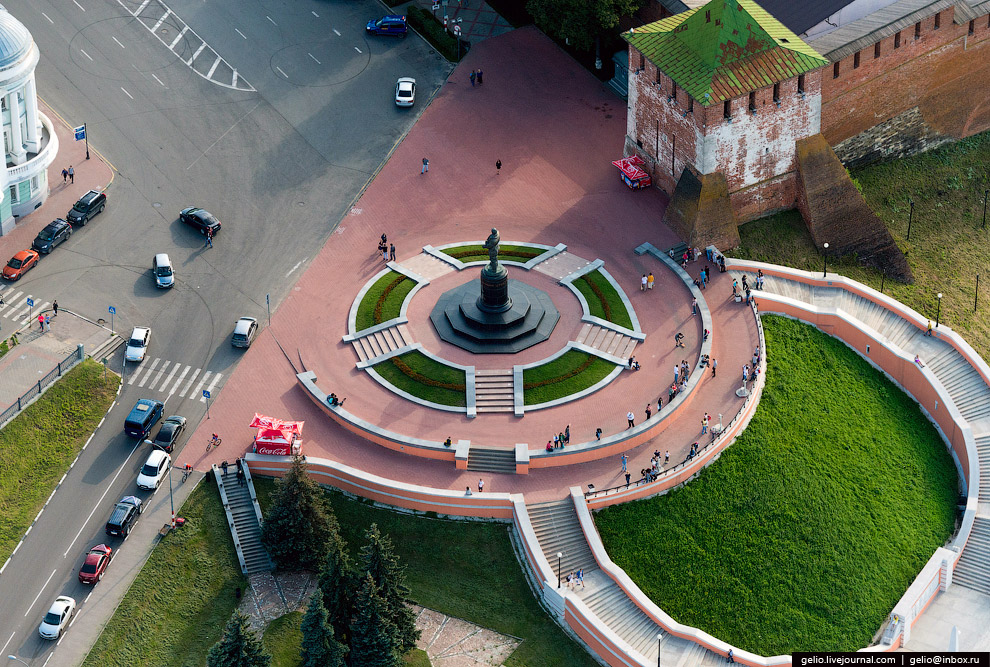 Памятник советскому лётчику-испытателю В. П. Чкалову.