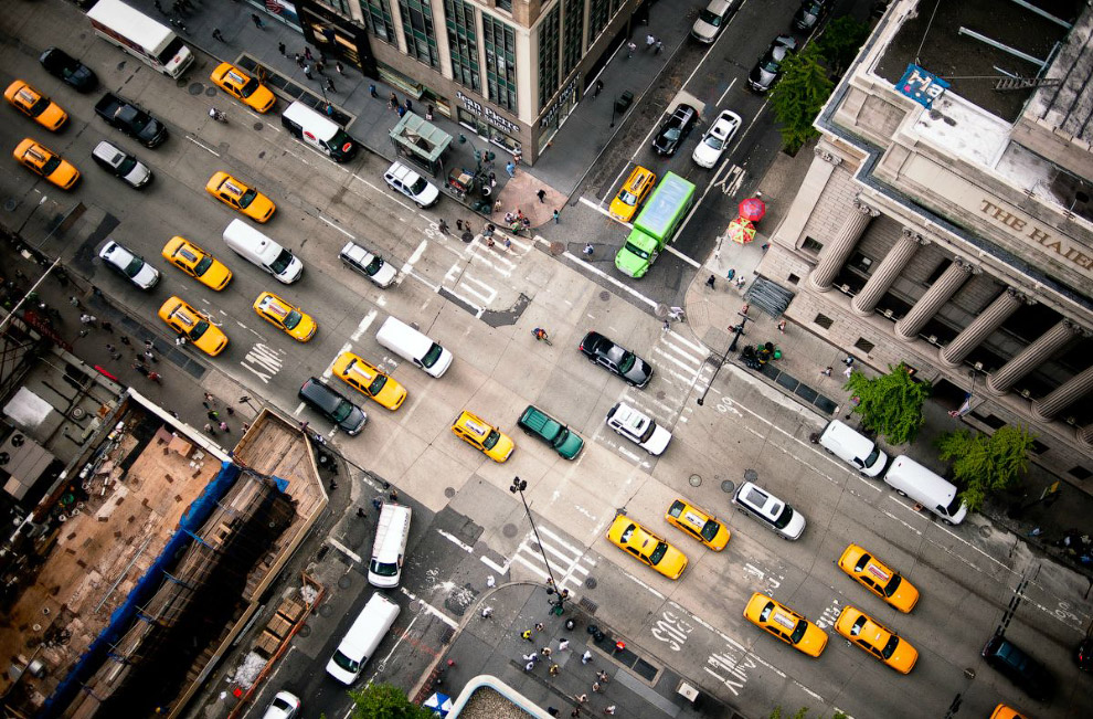 Шестая авеню — важная главная дорога нью-Йоркского района Манхэттена, где транспорт движется на север или на окраину в спальные районы