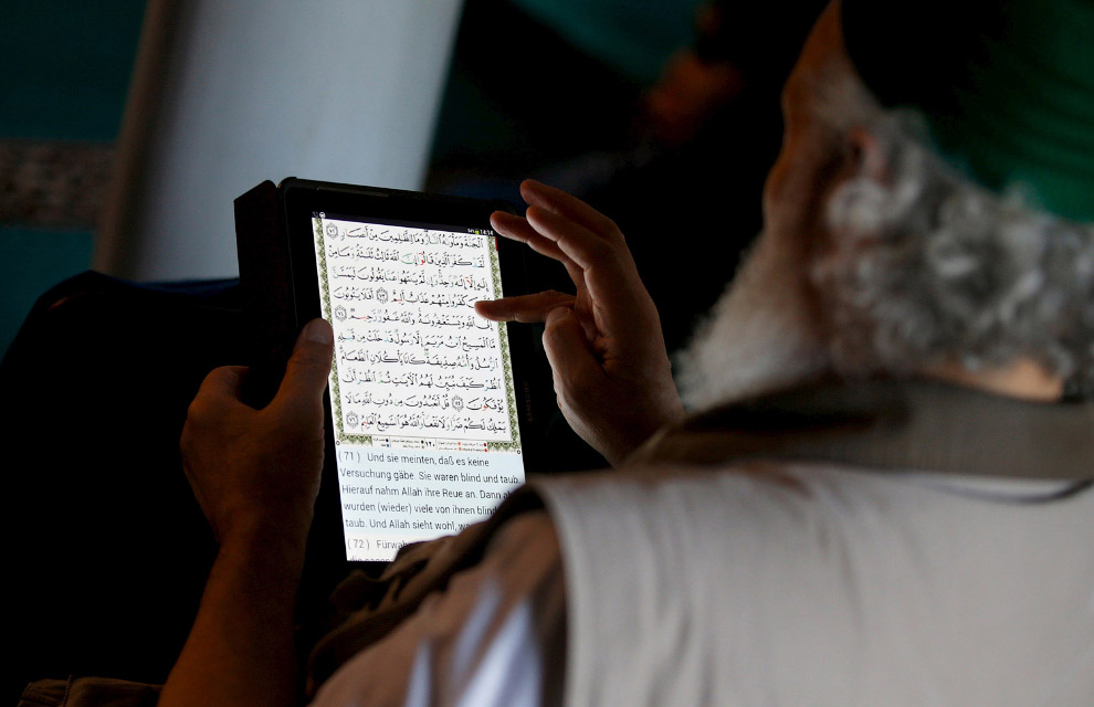 Коран на планшете. Мечеть в Берлине