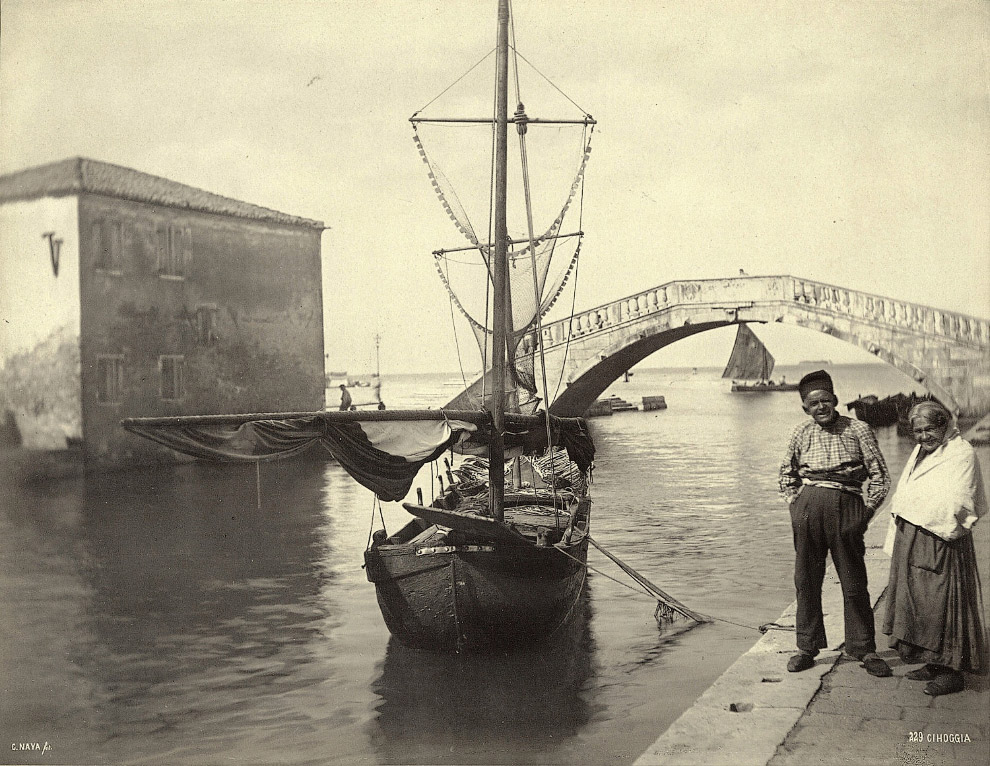 Старики и рыболовное судно в Кьоджа