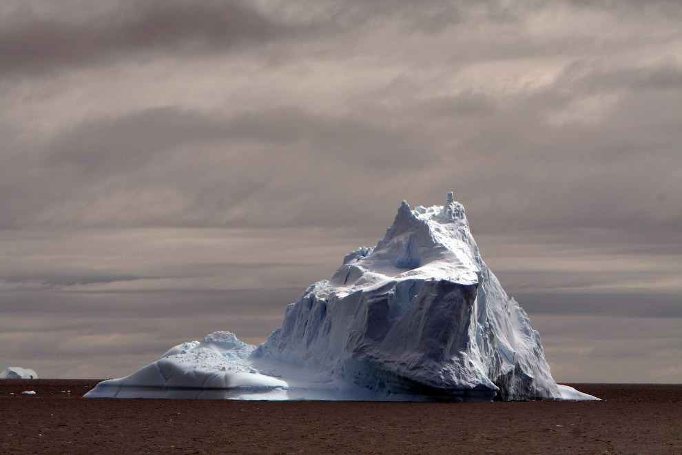 Большой айсберг у берегов Антарктиды