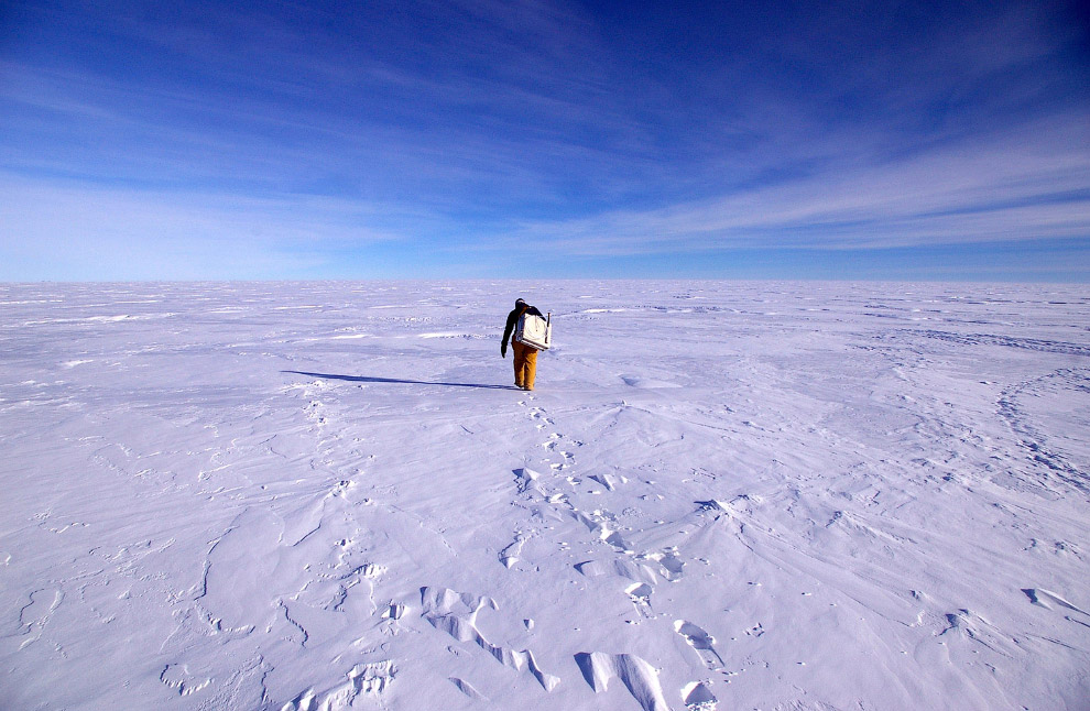 Действующая с 1956 года постоянно обитаемая антарктическая станция Амундсен — Скотт на Южном полюсе