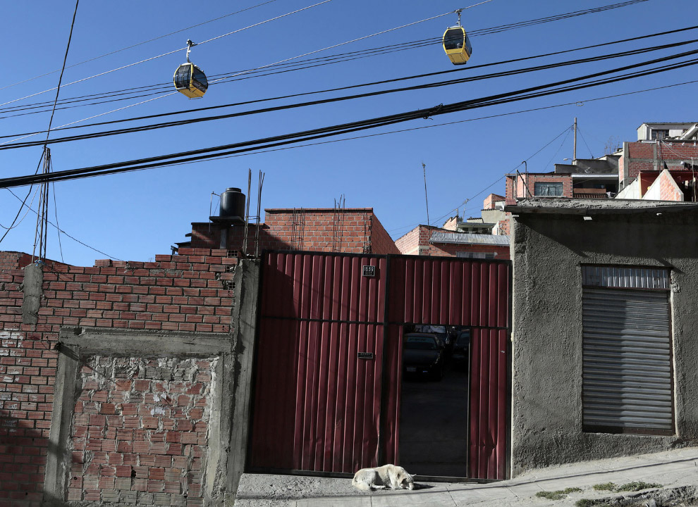 Кварталы города Ла-Пас и канатка над ними
