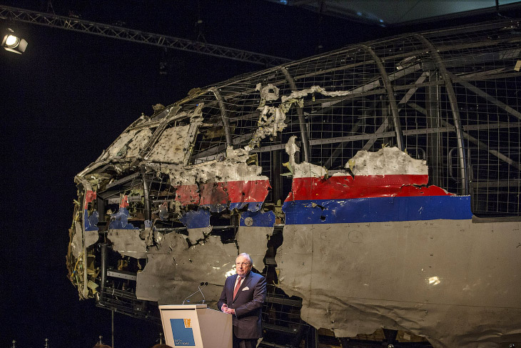 Председатель Совета безопасности Tjibbe Joustra представляет доклад голландской комиссии на фоне останков Боинга 777