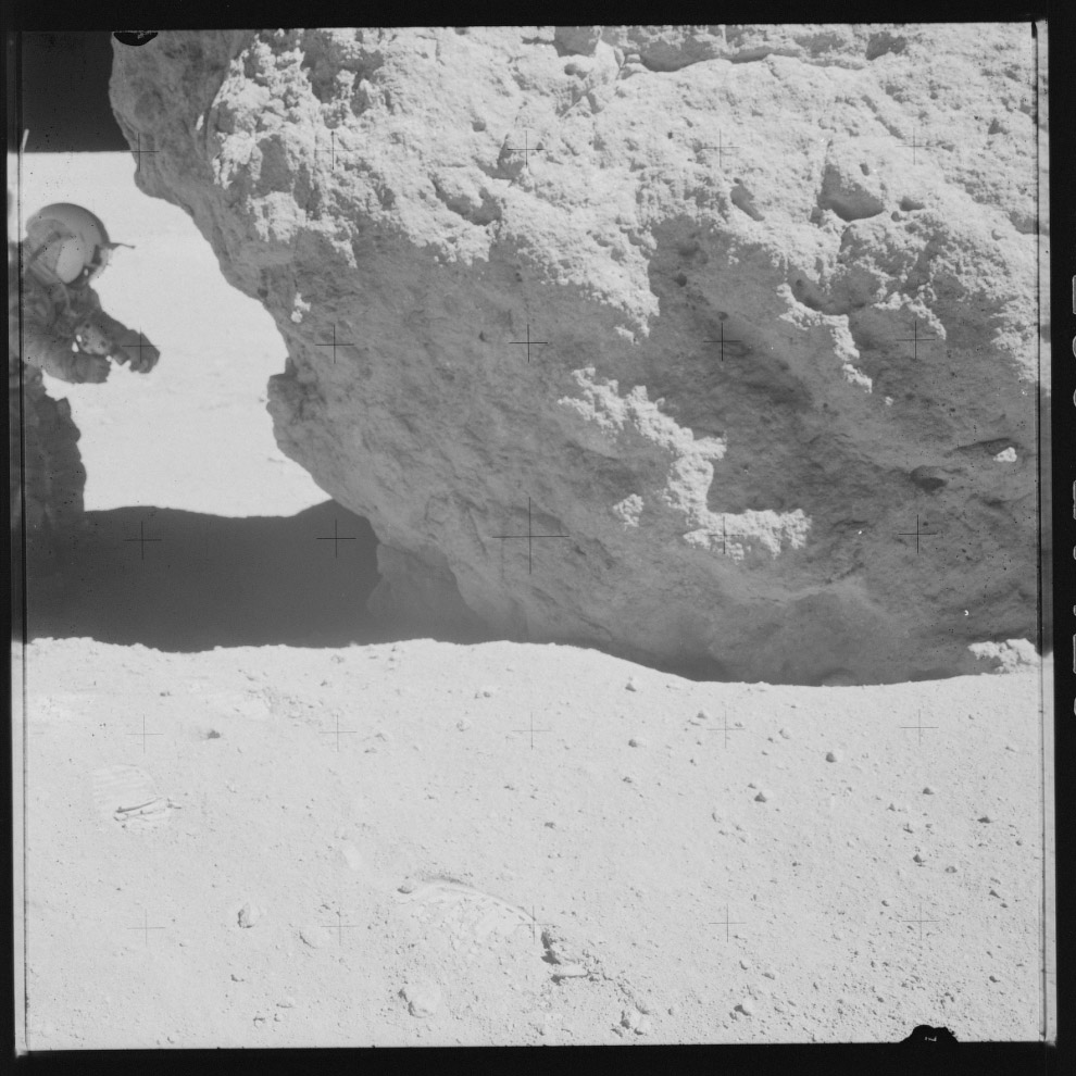 Горной местность, на плоскогорье неподалёку от кратера Декарт на Луне
