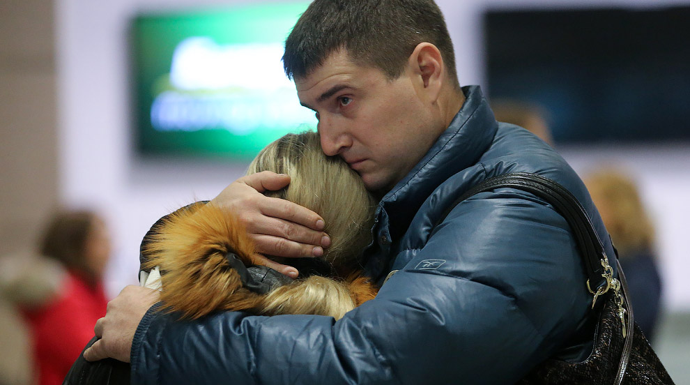 Родственники пассажиров потерпевшего крушение самолета А-321 авиакомпании "Когалымавиа" в аэропорту Пулково
