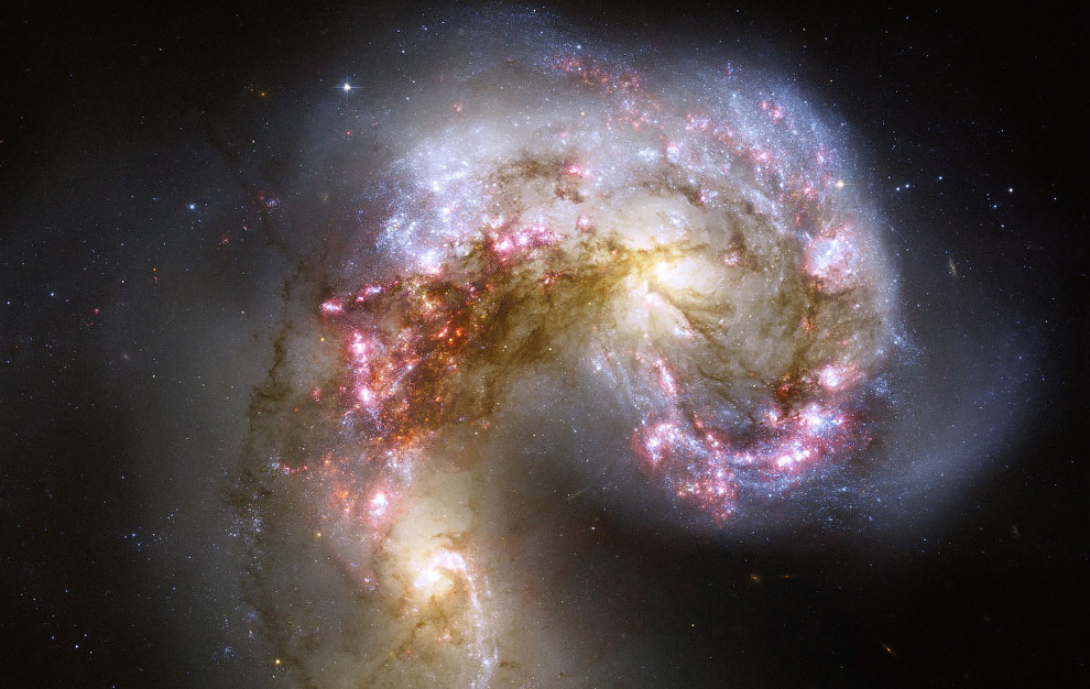Парадный снимок центральной части Антенн, сделанный телескопом Хаббл