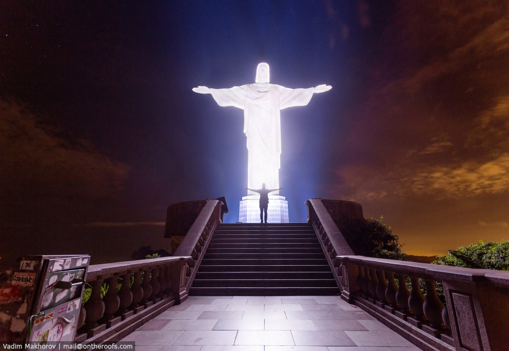 Наверху статуи Христа-Искупителя в Рио-де-Жанейро