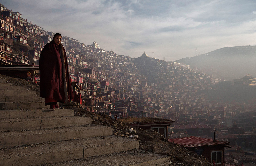 Тибетский монах и Буддийская академия Ларунг Гар