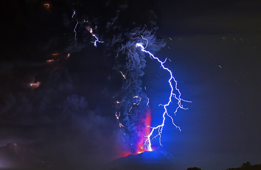 Молнии во время извержения вулкана Кальбуко в Чили