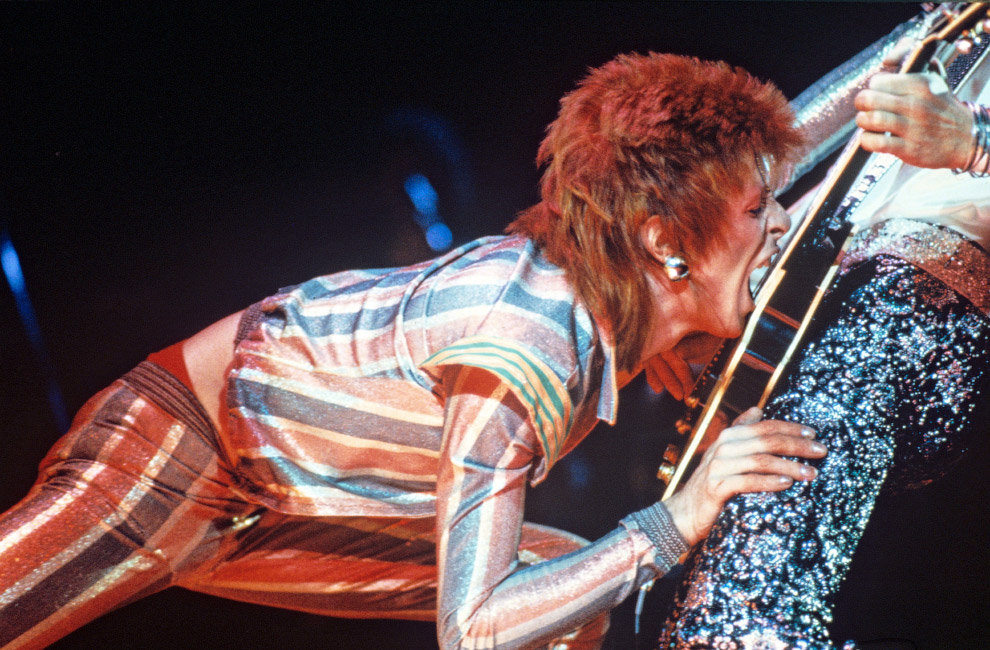 Дэвид Боуи и гитарист Мик Ронсон на концерте в 1973 году
