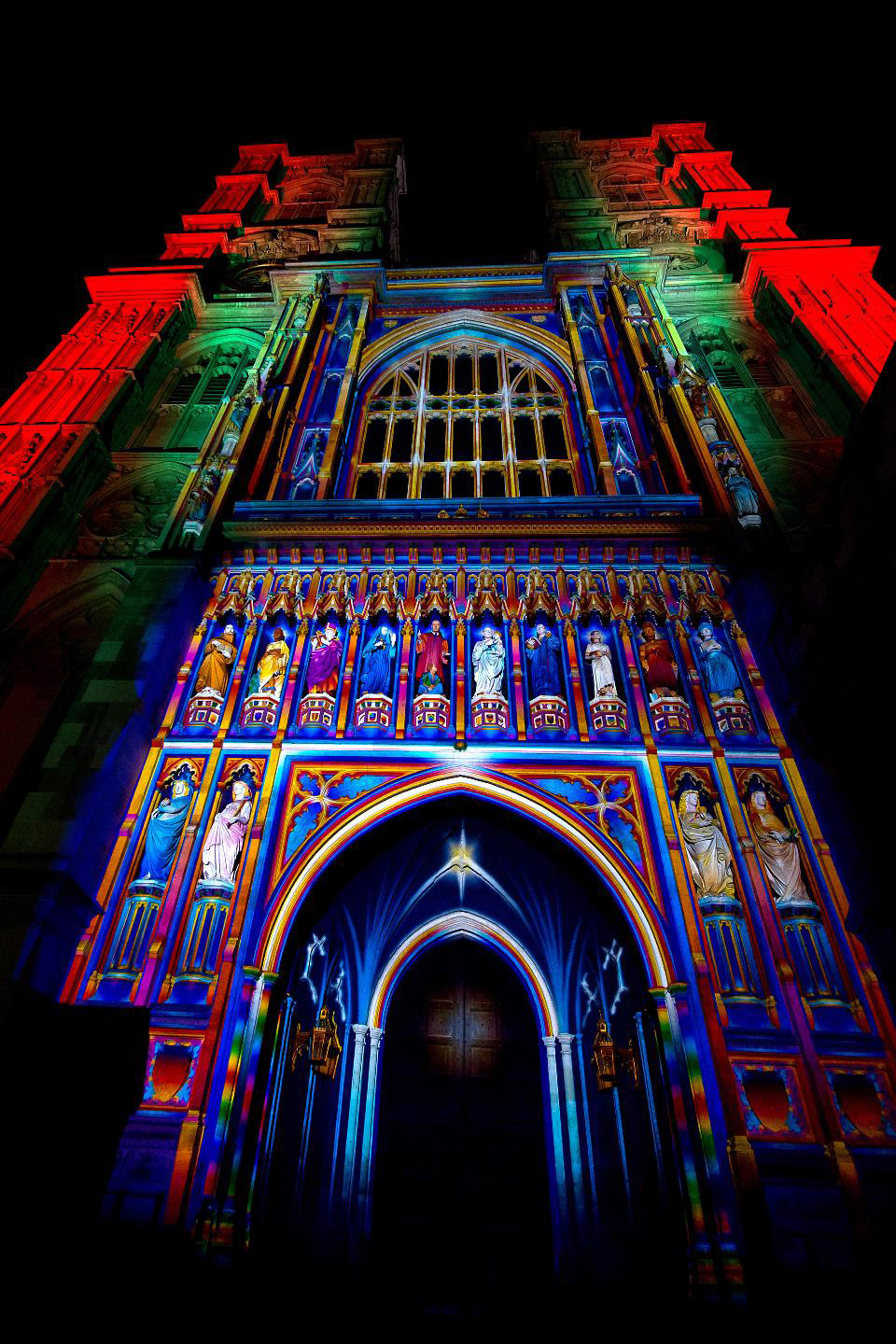 Композиция Духовный свет на фасаде Вестминстерского аббатства