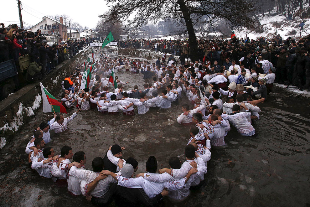 Хоровод и танцы в ледяной воде — еще одна традиция из болгарского города Калофер