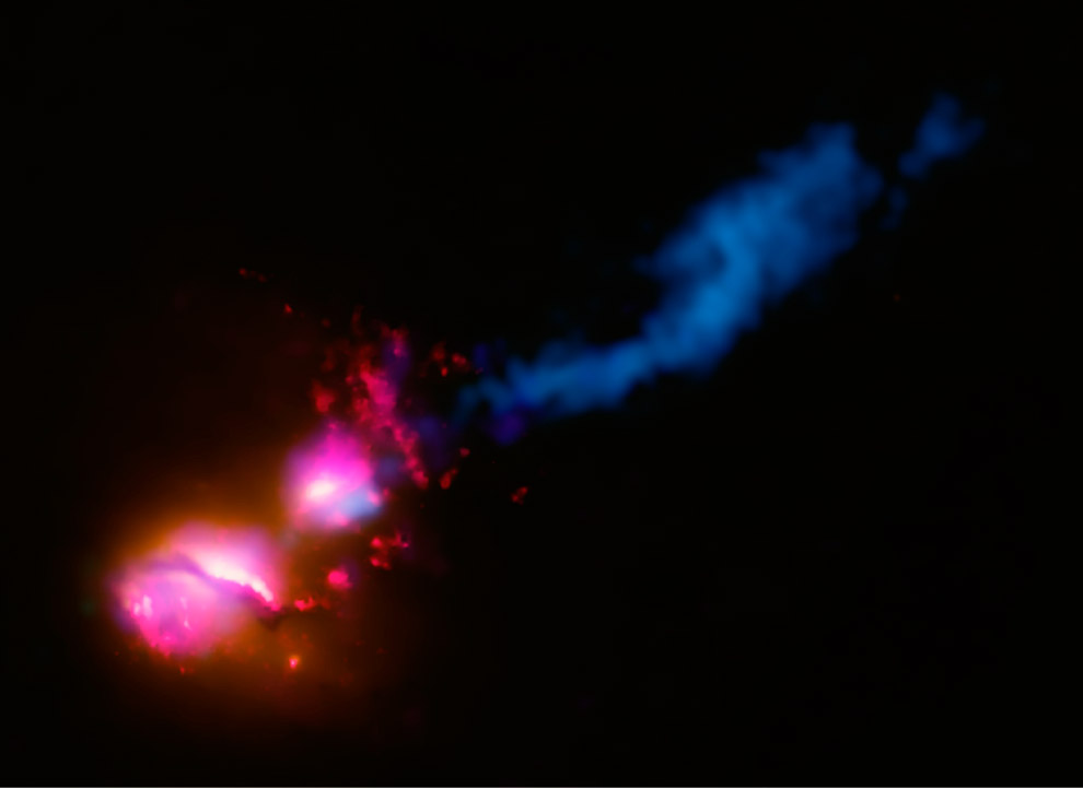Мощный поток частиц из сверхмассивной черной дыры, ударивший по расположенной рядом галактике
