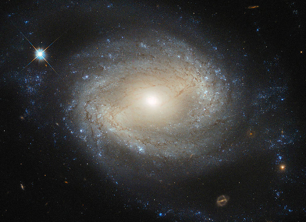 Спиральная галактика NGC 4639 с перемычкой в созвездии Дева