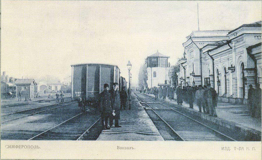 Пассажиры ждут поезд на железнодорожном вокзале в Симферополе