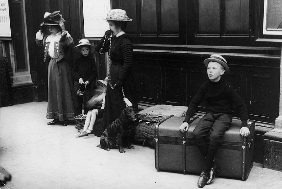 Туристы с багажом ждут прибытия поезда на станции Паддингтон. Великобритания, 1910 год.