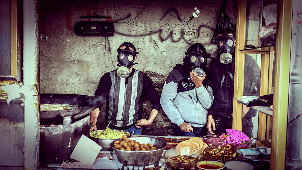 В масках от слезоточивого газа во время столкновений в Хевроне
