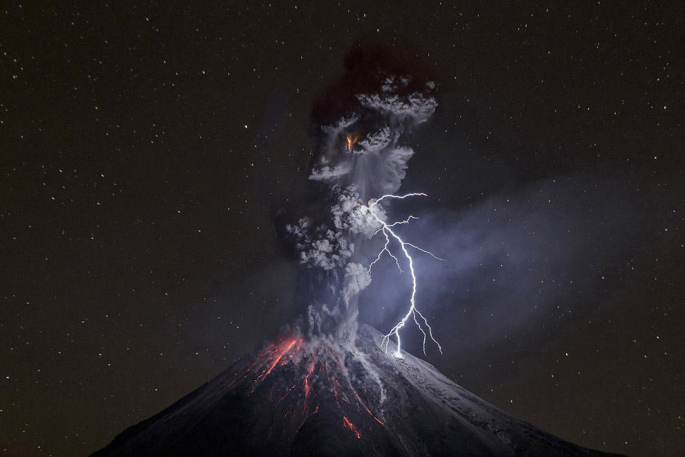 Третье место в категории «Природа» среди одиночных фото получил Sergio Velasco Garcia за снимок вулкана Колима в Мексике