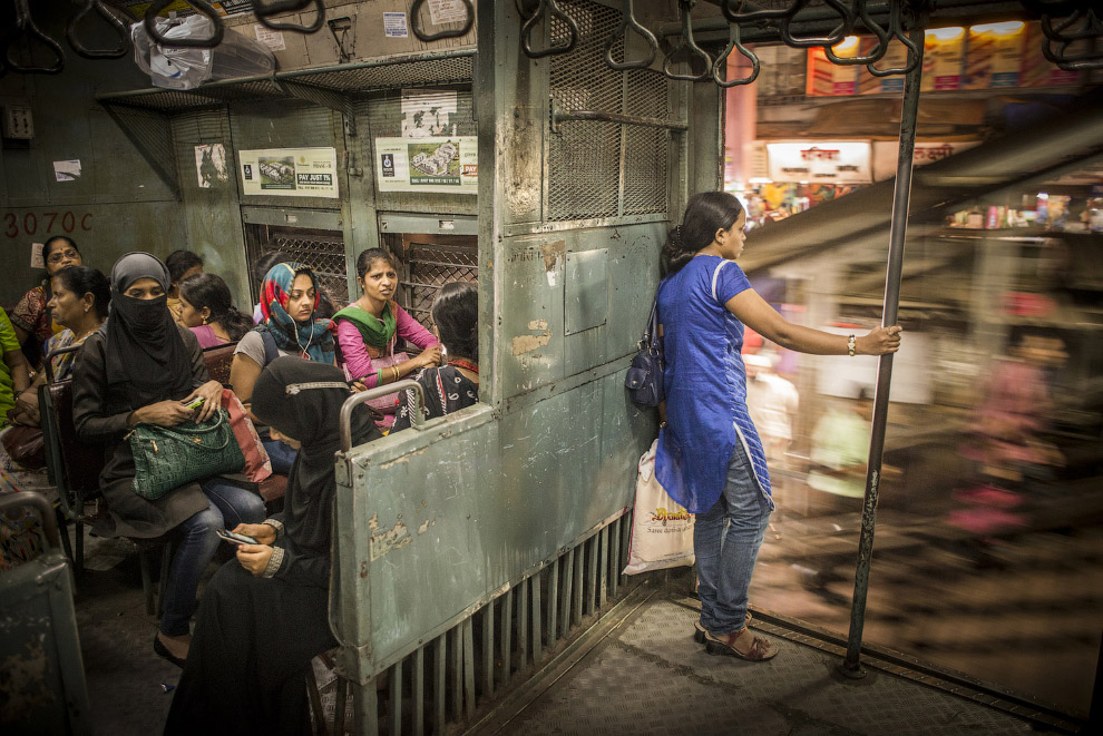 женское купе пригородного поезда, Мумбаи
