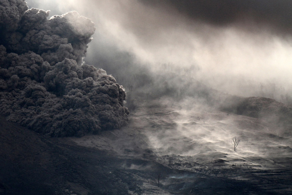 вулканический пепел на склоне вулкана Синабунг