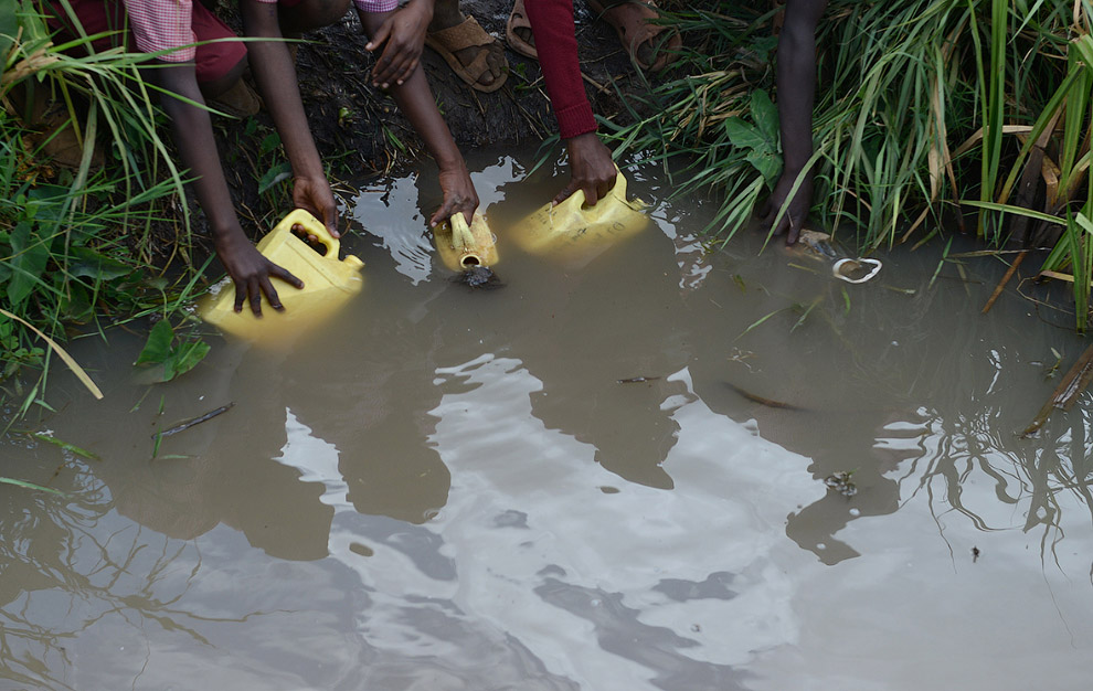 В этом районе в Кении за питьевой водой ходят на болото