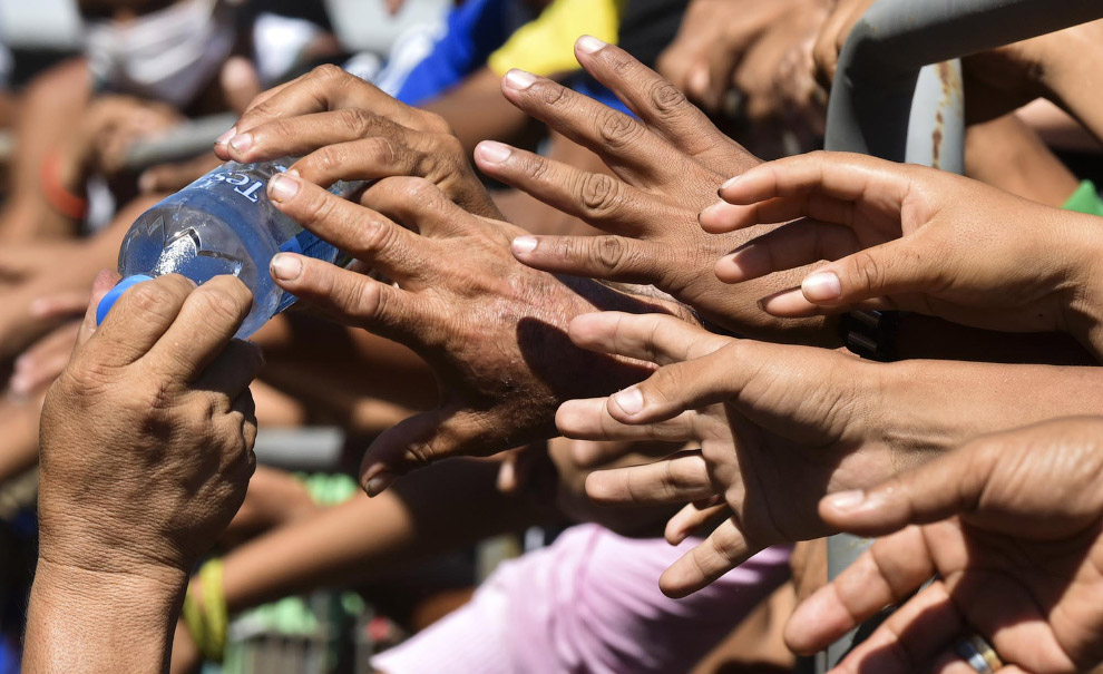 Раздача бесплатной воды в пострадавших районах, Манта, Эквадор