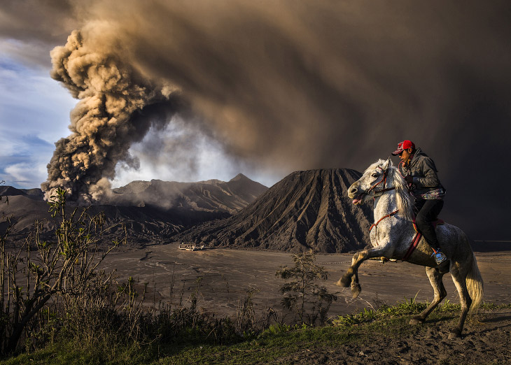 Действующий вулкан Бромо в Индонезии