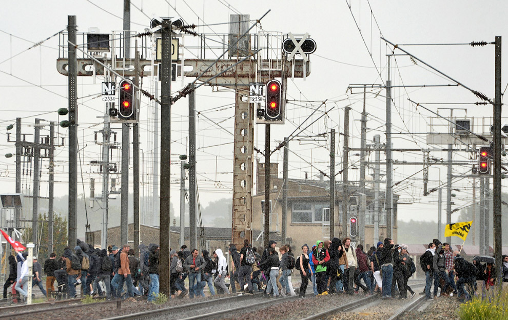 А это блокирование железнодорожных путей в Ренне