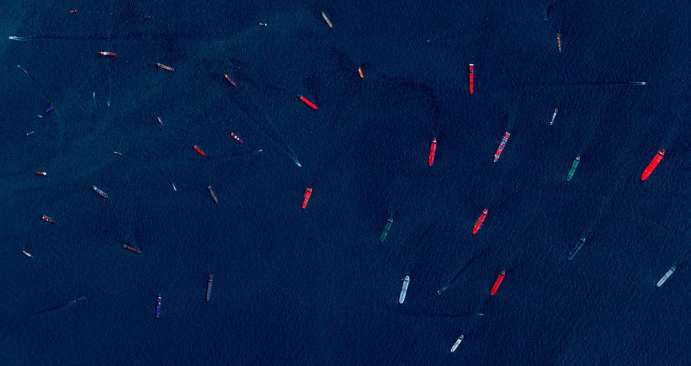 Огромные корабли и танкеры в порту Сингапура