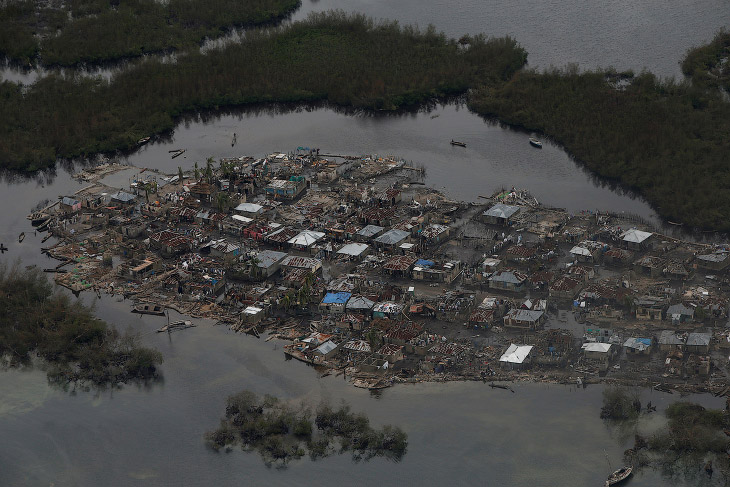 Разрушенный поселок на Гаити